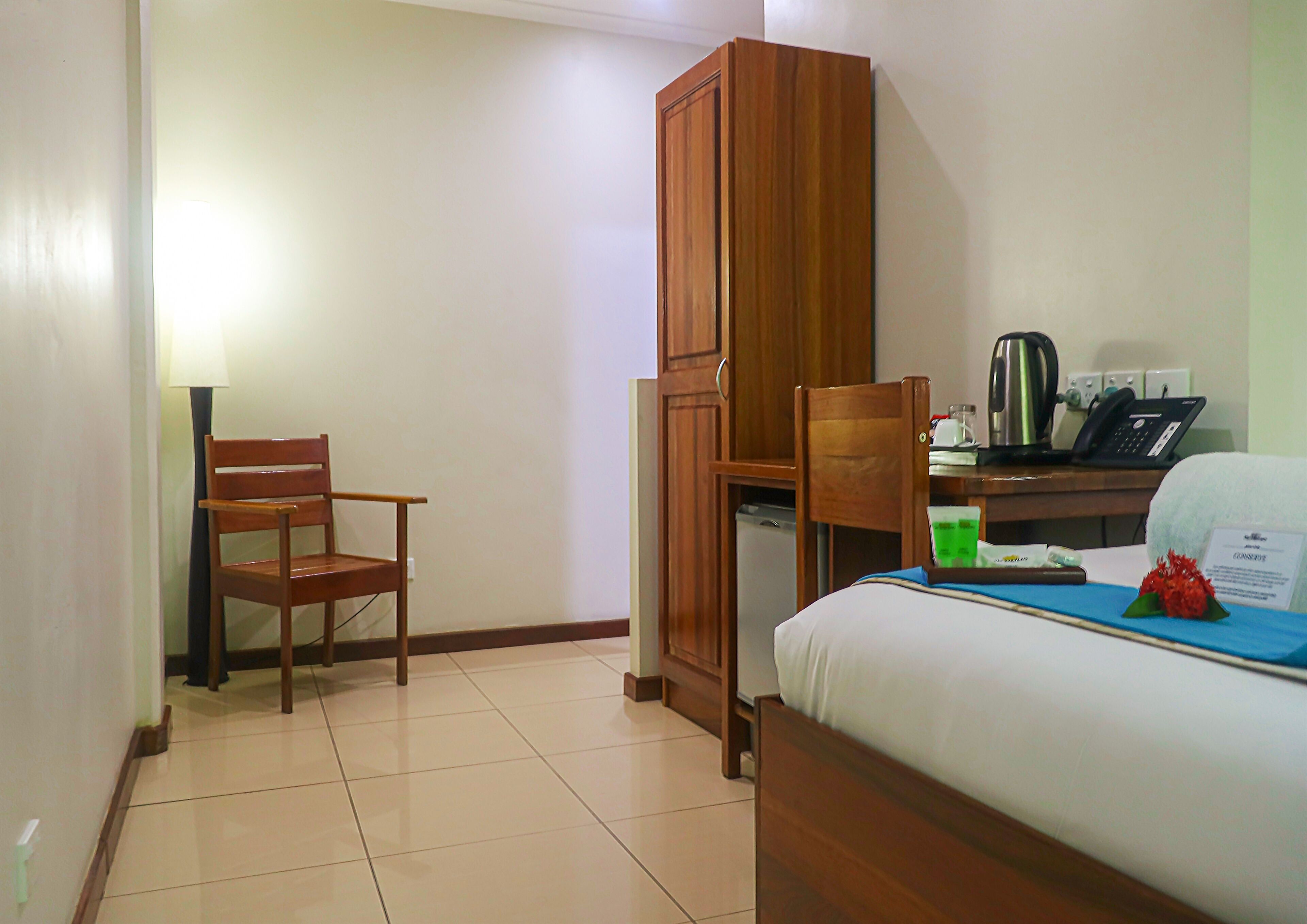 deluxe twin room | minibar, in-room safe, desk, iron/ironing board