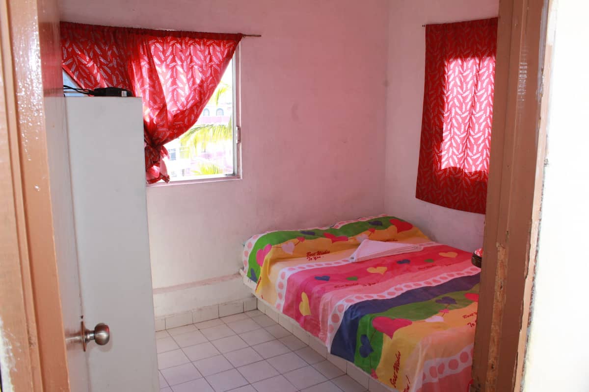 Habitación doble económica, 1 cama Queen size, para fumadores | Cortinas blackout, camas extra y ropa de cama