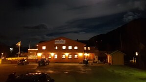 Fachada del alojamiento - Noche