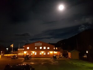 Vista frontal de la propiedad por la tarde o noche