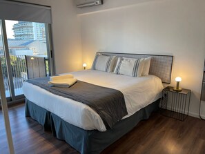 Íbúð með útsýni - 1 svefnherbergi | Rúmföt af bestu gerð, dúnsængur, rúm með „pillowtop“-dýnum