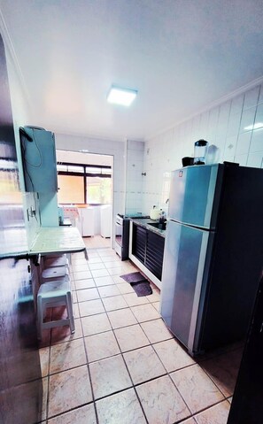 Fridge, microwave, oven, stovetop - Beautiful apartment with Wi-Fi in Ubatuba. (Ubatuba)