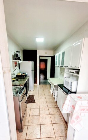 Geladeira, micro-ondas, fogão, cooktop