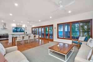 Interior - Seascape - Absolute Beachfront, Luxury Holiday house in Clifton Beach (Cairns)