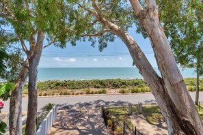 Property grounds - Seascape - Absolute Beachfront, Luxury Holiday house in Clifton Beach (Cairns)