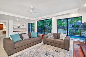 Smart TV - Seascape - Absolute Beachfront, Luxury Holiday house in Clifton Beach (Cairns)