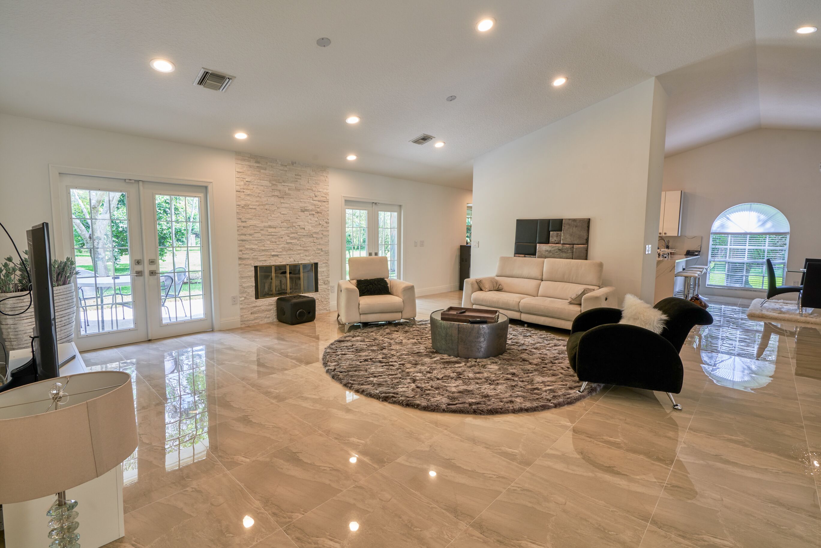 COUNTRY ESTATE IN QUIET UPSCALE COMMUNITY