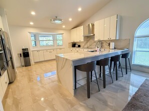 Kylskåp, mikrovågsugn, ugn och spishäll