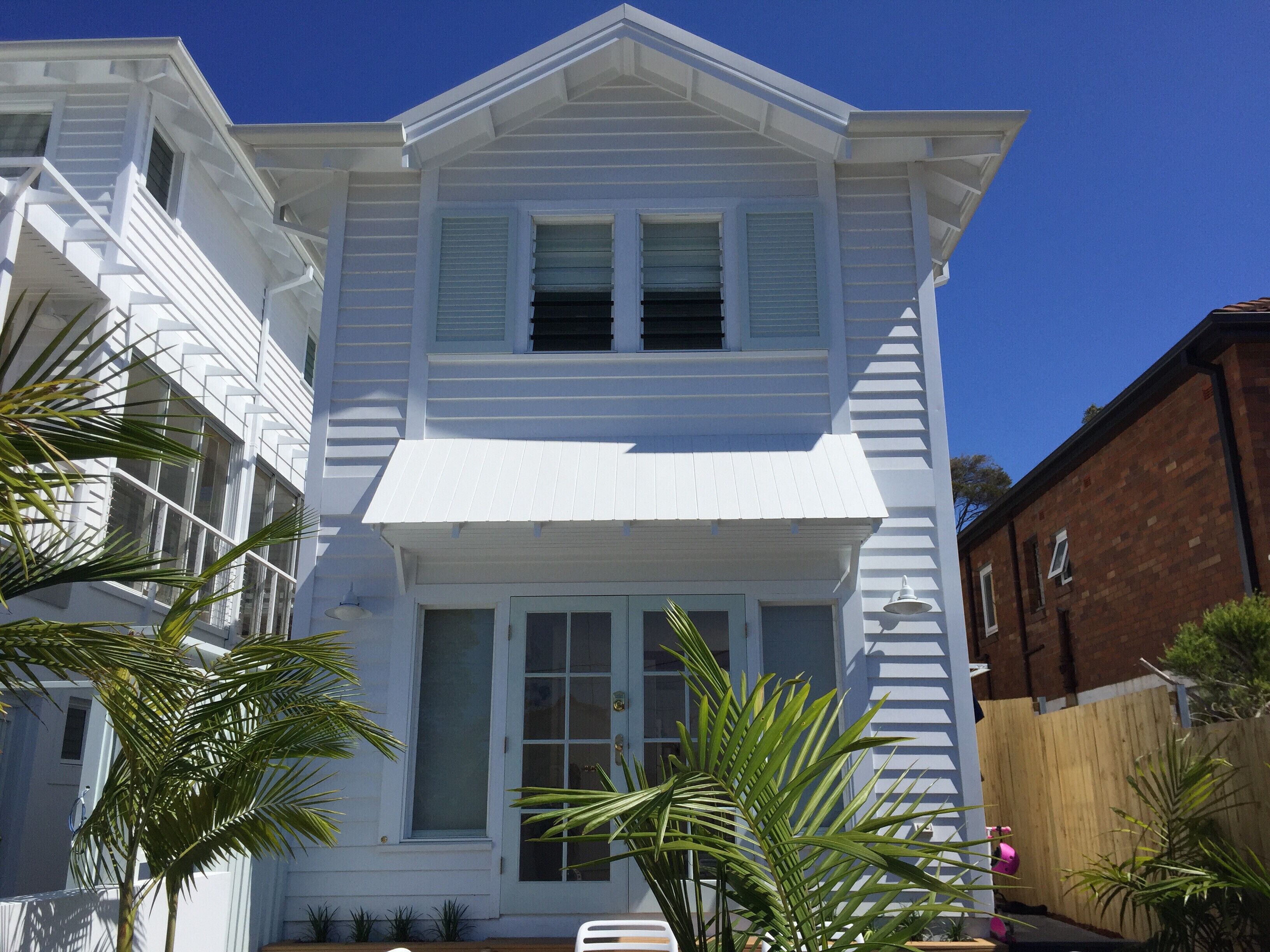 Near new 3 bedroom cottage close to beach and village - sleeps up to 5.