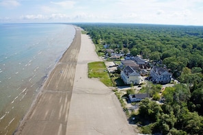 På stranden