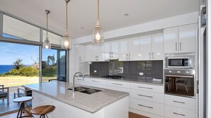 Réfrigérateur, un four, lave-vaisselle, grille-pain