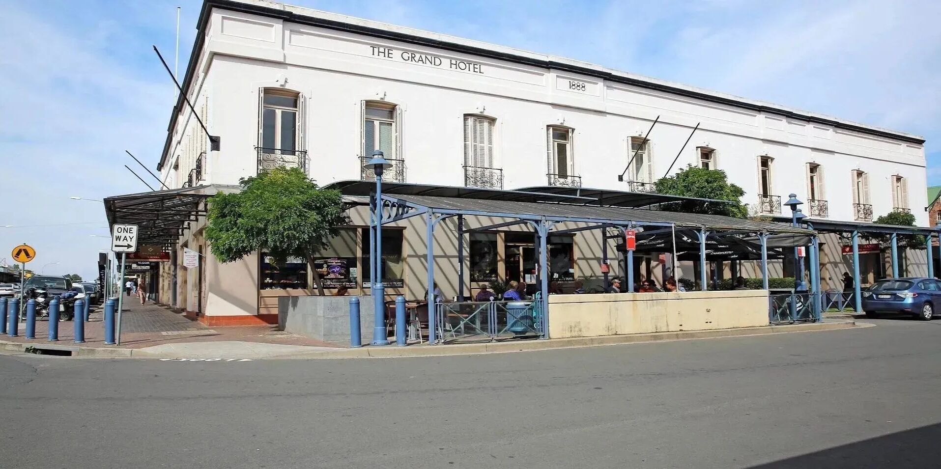 Le Grand Hôtel dispose d’un espace extérieur aménagé, partiellement abrité, et sa structure ne compte qu’un seul étage.