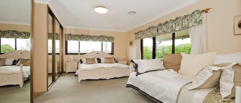 7 habitaciones, tabla de planchar con plancha, wifi y ropa de cama