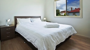 1 bedroom, free internet, bed sheets - Seaview Beach House 1 (BERMAGUI)