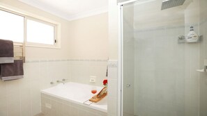 Bathtub, hair dryer, towels - That Pink House! – pets welcome (Bowral)
