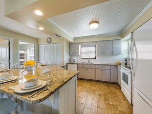 Fridge, microwave, stovetop, dishwasher - Island Charm with exceptional private pool is ready to rent (Fort Myers Beach)