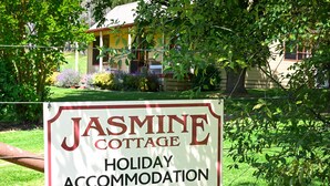 En skylt för Jasmine Cottage, ett semesterboende.