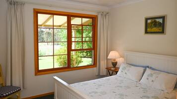 3 bedrooms, iron/ironing board, bed sheets