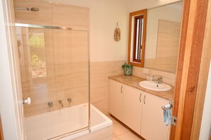 Combined shower/bathtub, towels, soap, shampoo - Victoria's High Country beautifully restored miners cottage in the Upper Murray. (Walwa)