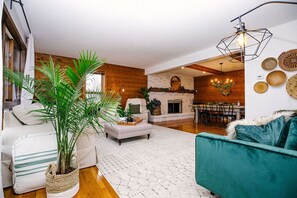 Smart TV, fireplace, books - Large Retreat Minutes From Both Downtowns, Mall of America, and Airport (Mendota Heights)