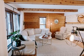 Smart TV, fireplace, books - Large Retreat Minutes From Both Downtowns, Mall of America, and Airport (Mendota Heights)