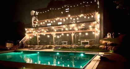 Large Retreat Minutes From Both Downtowns, Mall of America, and Airport