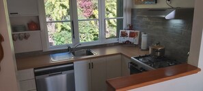 Réfrigérateur, four à micro-ondes, un four, surface de cuisson