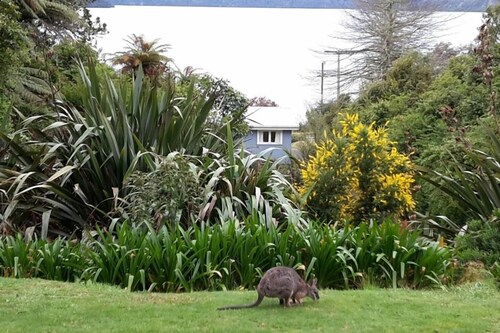 STUNNING VIEWS, PRIVATE SETTING. Paradise found, all the comforts of home.