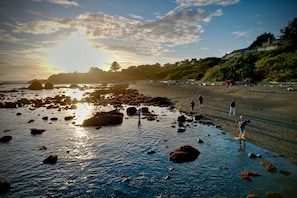 På stranden