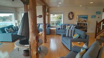 Télévision, cheminée, livres, imprimantes