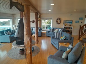 Televisión, chimenea, libros y impresora