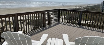 AS SEEN ON HGTV!!! Beachfront home, Amazing Views, Private 2nd floor Primary brm