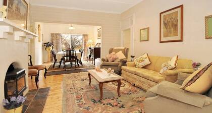 Plum Tree Cottage –pets welcome, WiFi