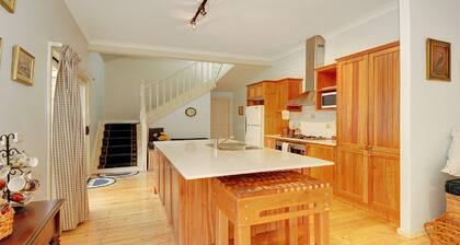 Plum Tree Cottage –pets welcome, WiFi