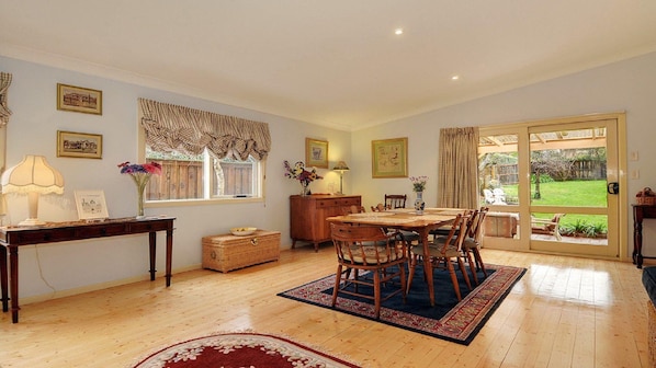 Dining - Plum Tree Cottage –pets welcome, WiFi (Bowral)