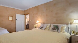 5 habitaciones, tabla de planchar con plancha, wifi y ropa de cama 