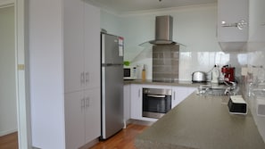 Oven, dishwasher, coffee/tea maker, freezer - 2/6 Carnago Street - 'Benalta' (BERMAGUI)