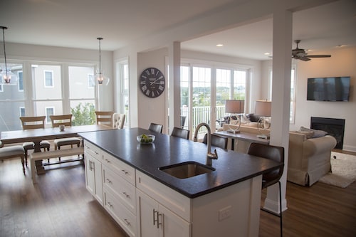 Awesome 5 bedroom 4 bath with pool, hot tub & rooftop deck