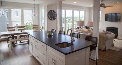 Awesome 5 bedroom 4 bath with pool, hot tub & rooftop deck