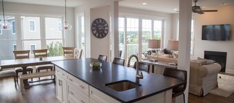 Awesome 5 bedroom 4 bath with pool, hot tub & rooftop deck
