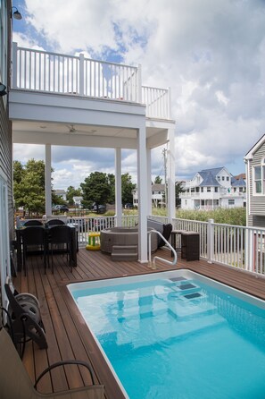 Utendørsbasseng og et oppvarmet basseng