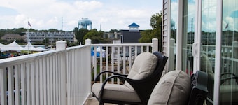 Awesome 5 bedroom 4 bath with pool, hot tub & rooftop deck