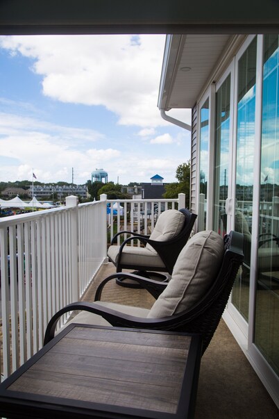 Awesome 5 bedroom 4 bath with pool, hot tub & rooftop deck