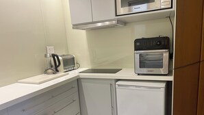 Coffee/tea maker, microwave, dishwasher, electric kettle - Balgowlah 2 Bedroom Flat 100 metres down steps to Jilling Cove (Balgowlah)