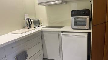 Microwave, dishwasher, coffee/tea maker, electric kettle