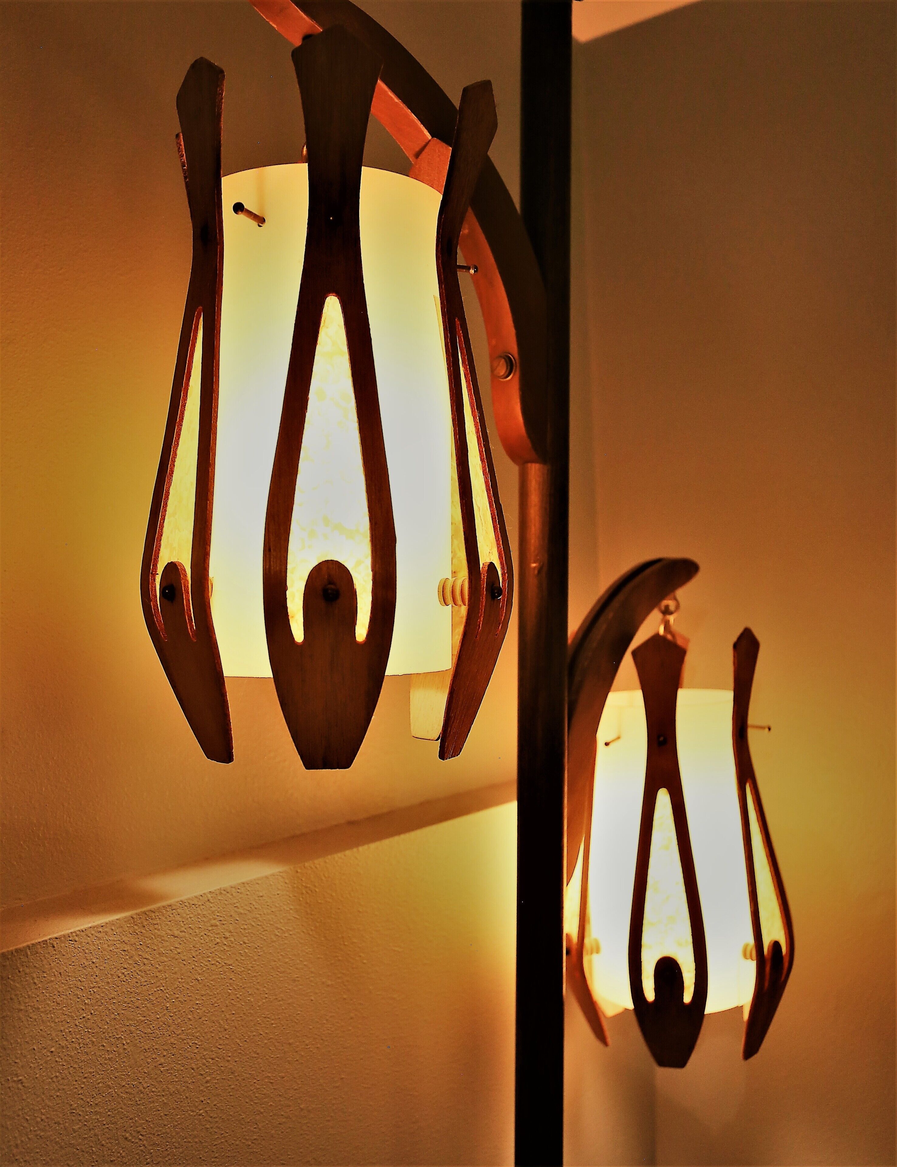 Une pièce dotée d’un luminaire au plafond original.