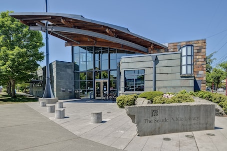 Exterior. No Car Needed! Cozy Beacon Hill Apt by Light Rail, Stadiums, Downtown
