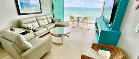 Una Smart TV, un reproductor de DVD, una videoteca