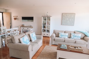 Smart TV, Netflix, books, streaming services - "CAPEL SUNRISE" Beautiful 2BR  New Apartment, opposite foreshore. Location ++ (Capel Sound)