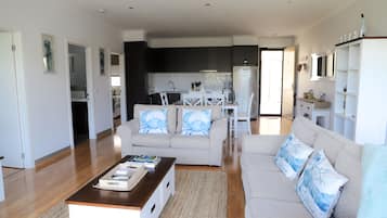 Smart TV, Netflix, books, streaming services